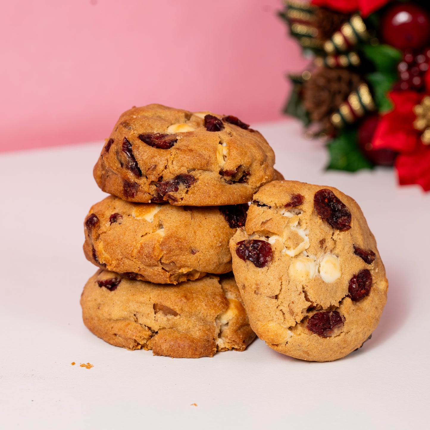 NEW-YORK STYLE CRANBERRY, WHITE CHOCOLATE & MACADAMIA COOKIES